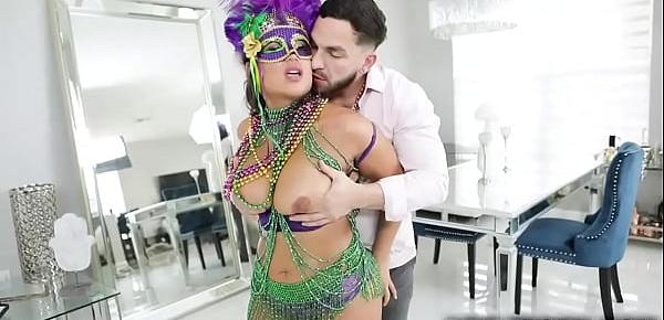  Sexy voluptuous beauty Carmela Clutch is celebrating Mardi Gras with Peter Green.They started having fun with a sizzling sex that ends with a cumshot.